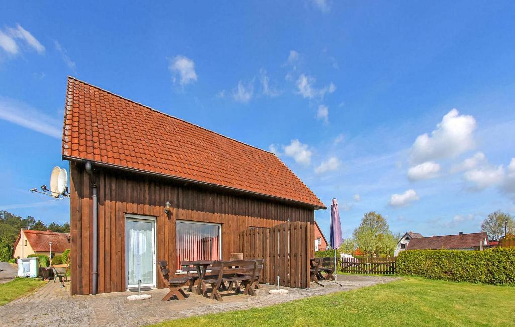 a small building with a picnic table and a bench at Ferienwohnung Mirow Ot Qualzow in Qualzow