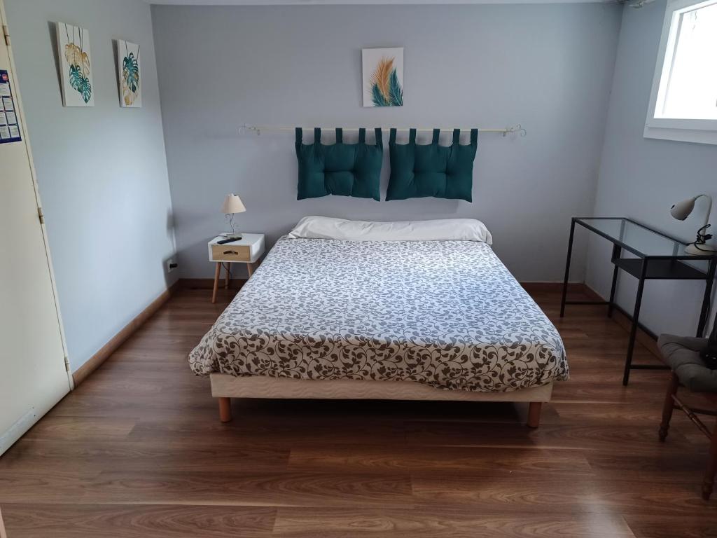 une chambre avec un lit avec une couette noire et blanche dans l'établissement AC Logements, à Léry