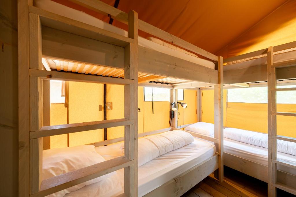 Postel nebo postele na pokoji v ubytování Glamping Twente