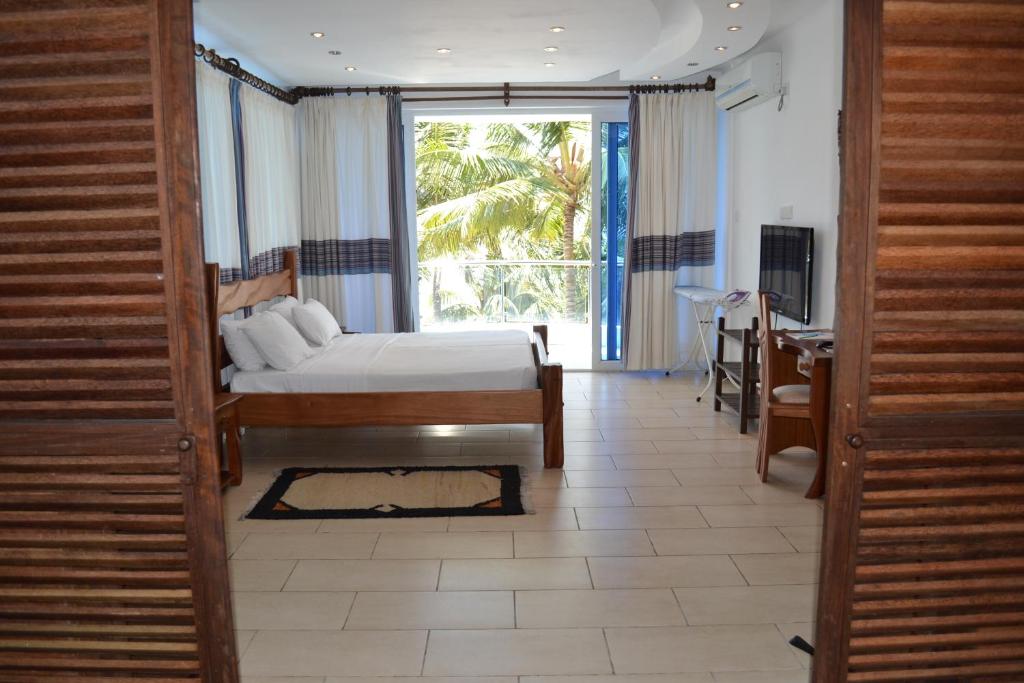 Cowrie Shell Beach Apartments Official - 