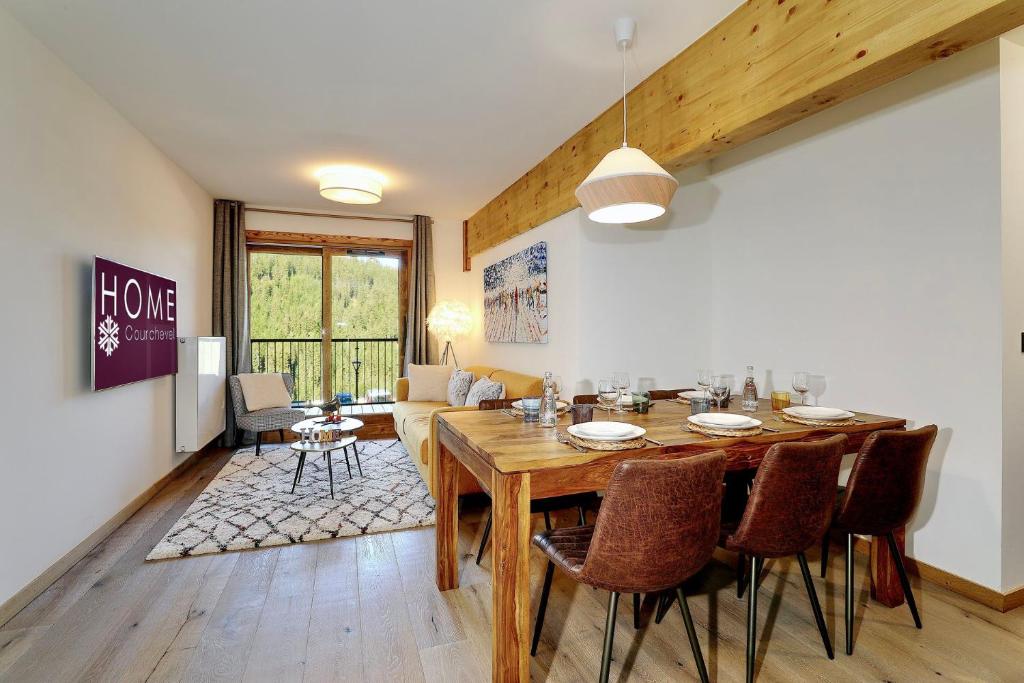 ein Esszimmer mit einem Holztisch und Stühlen in der Unterkunft Discover this new apartment with your family in Saint-Bon-Tarentaise