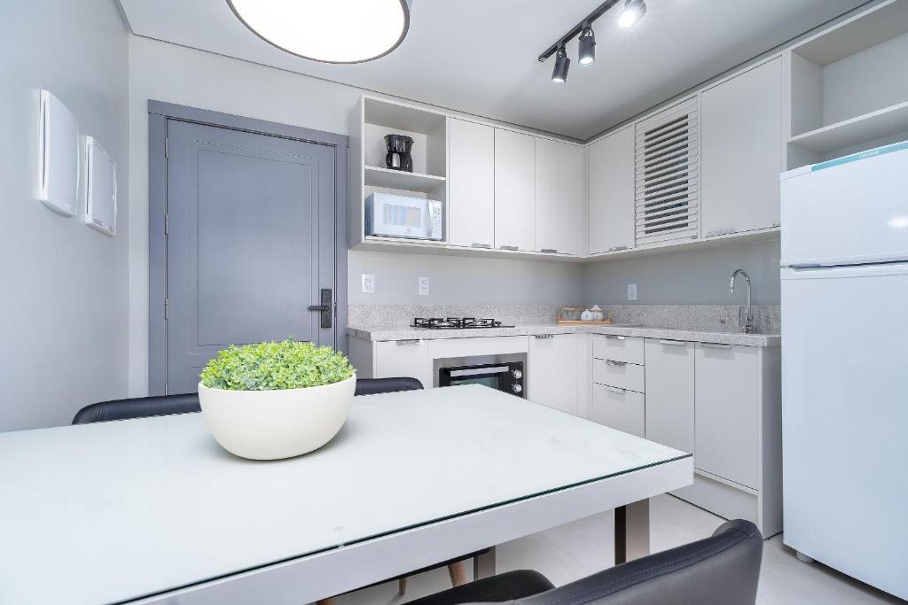 Una cocina o cocineta en Aconchego Perfeito na Serra by Achei Gramado