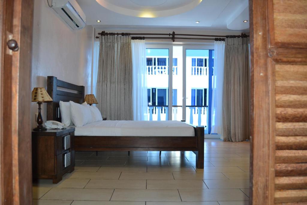 Cowrie Shell Beach Apartments Official - 