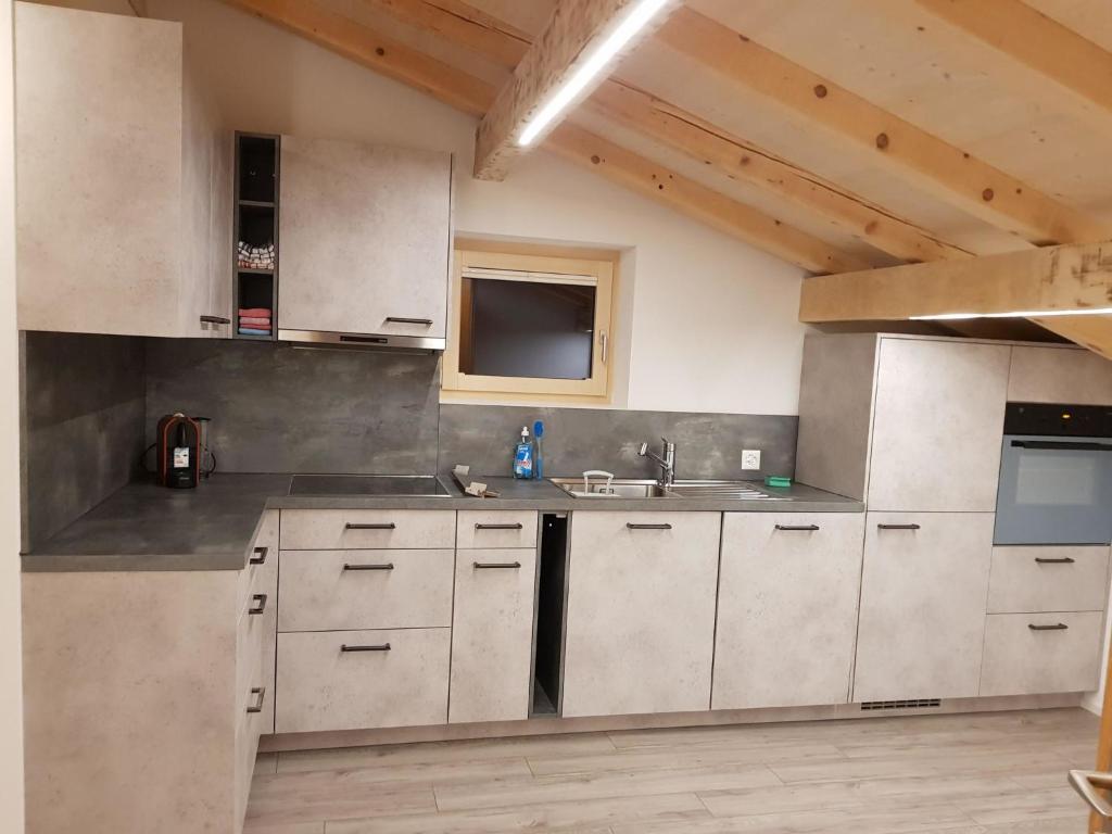 Kuchyň nebo kuchyňský kout v ubytování Apartment Lischa 3- OG Süd by Interhome