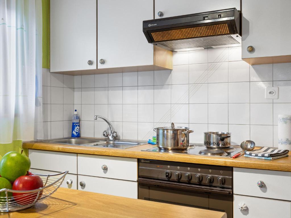 Kuchyň nebo kuchyňský kout v ubytování Apartment Alicia by Interhome