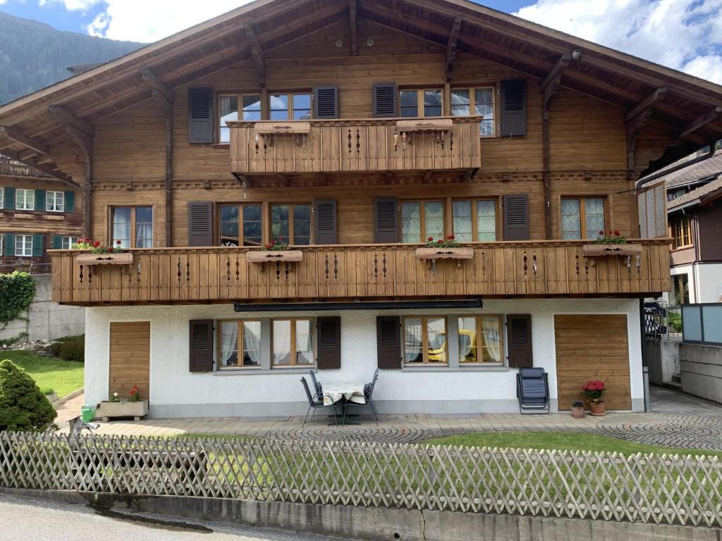 une maison en bois avec deux chaises devant elle dans l'établissement Apartment Alpenglühn by Interhome, à Adelboden