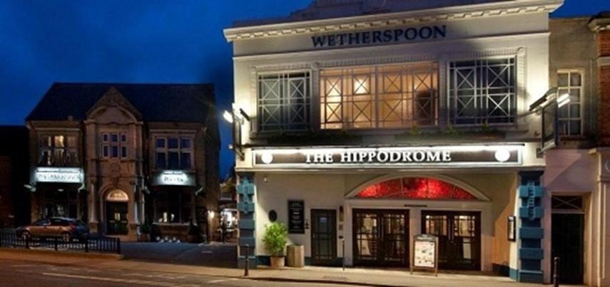 un edificio con un cartello sulla parte anteriore di The Hippodrome Wetherspoon a April