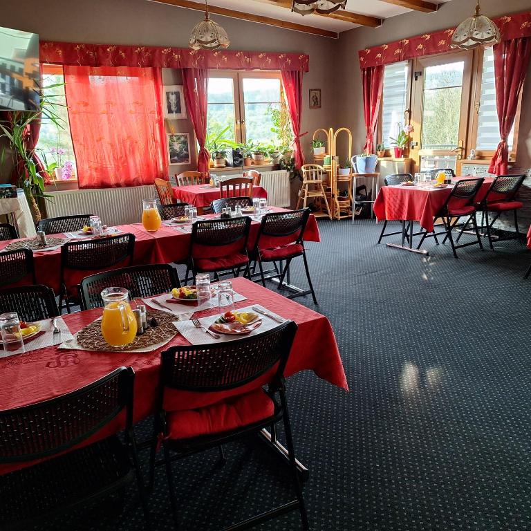 Reštaurácia alebo iné gastronomické zariadenie v ubytovaní Pension Lukas