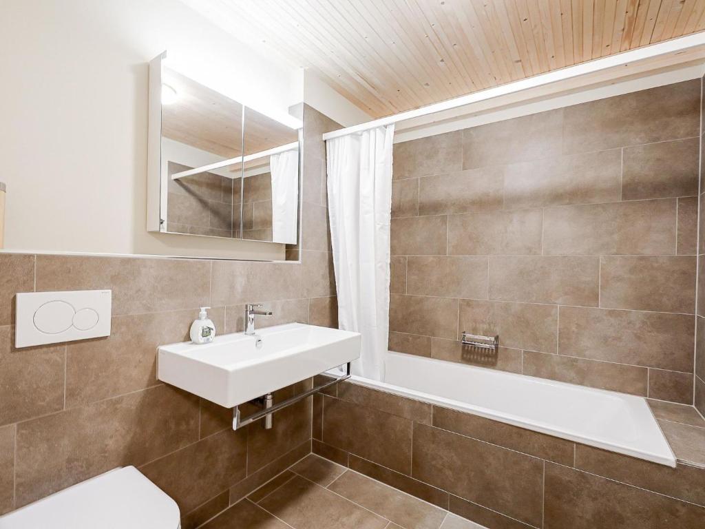 Koupelna v ubytování Apartment Brunnhorn EG Nordost by Interhome