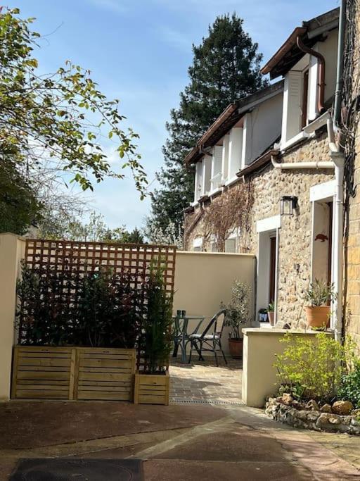 une clôture devant une maison avec une table dans l'établissement Charmante petite maison indépendante, au calme, à Seine-Port