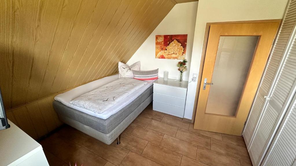 Postel nebo postele na pokoji v ubytování Gästezimmer zum Waldsachsener Grund