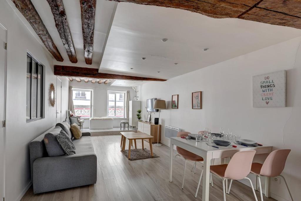 un salon avec un canapé et une table dans l'établissement Bluestay 112 - Élégant Appartement à Paris, à Paris