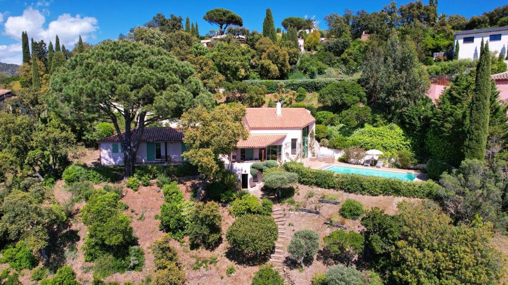 - une vue aérienne sur une maison avec un jardin et une piscine dans l'établissement Villa Lougabie pour 8 personnes, vue mer et piscine sur le Domaine de Valcros à La Londe-Les Maures, à La Londe-les-Maures