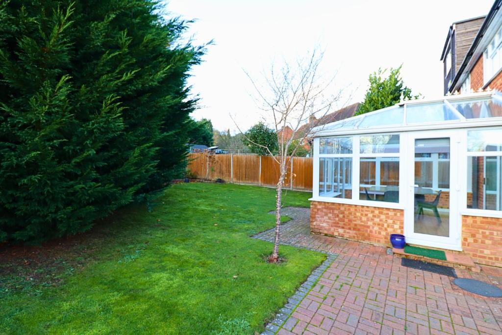 Zahrada ubytování Sunningdale Stunning Spacious 4 Bedroom House 11
