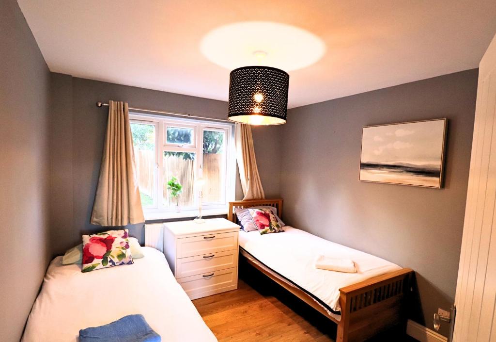 Postel nebo postele na pokoji v ubytování Sunningdale Stunning Spacious 4 Bedroom House 11