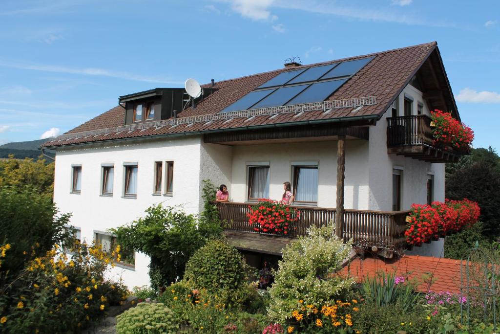 Gästehaus Fidelis في Grafenwiesen: منزل به ألواح شمسية على سقفه