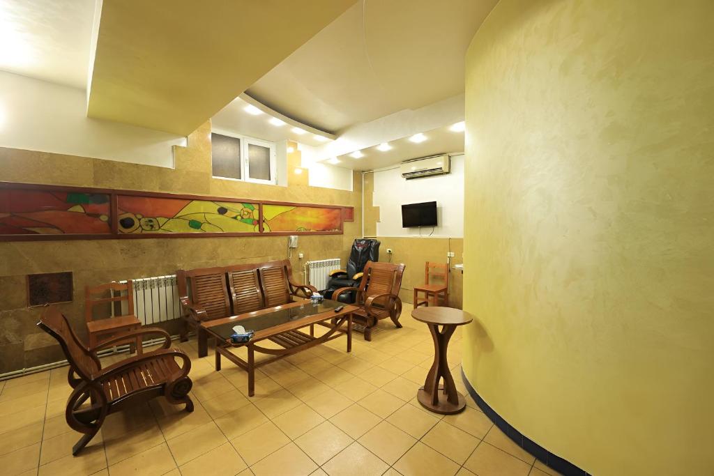 TV a/nebo společenská místnost v ubytování Continental Hotel Complex