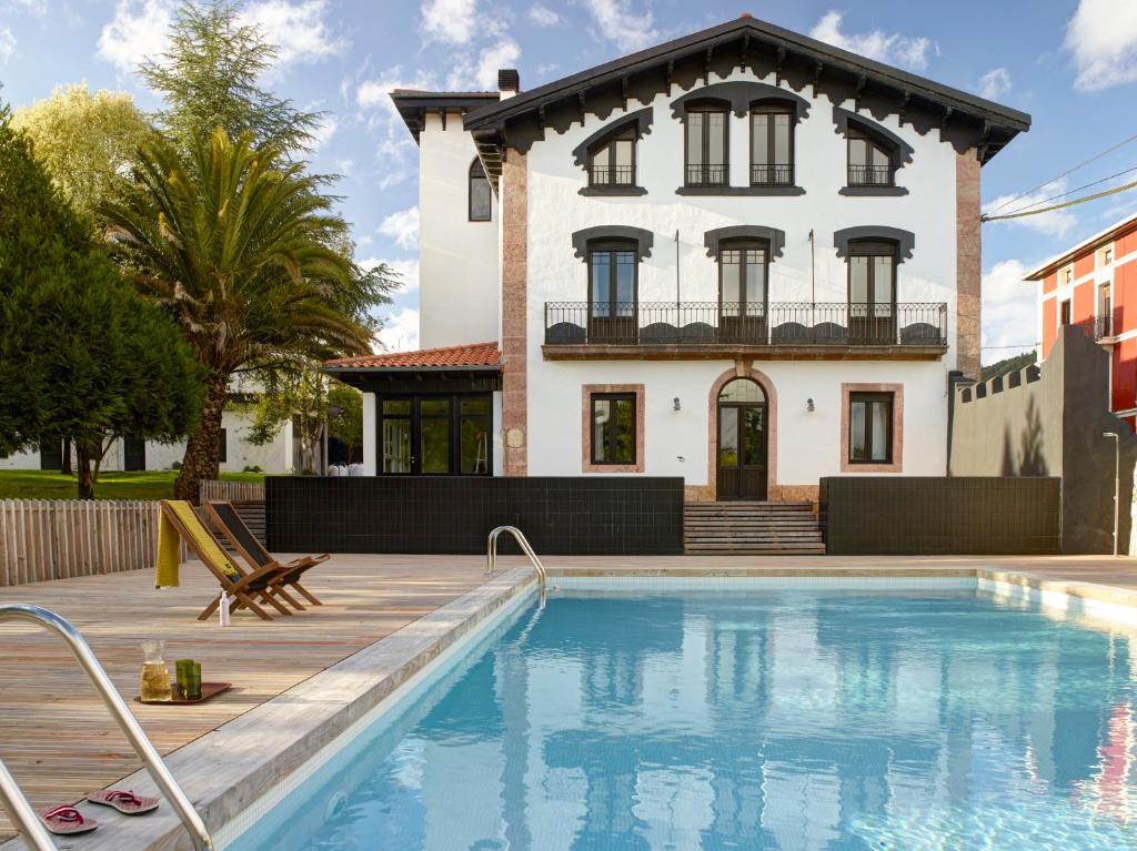 Gautegiz ArteagaにあるETXELAIA by Urdaibai Experienceのヴィラ(家の前にスイミングプール付)