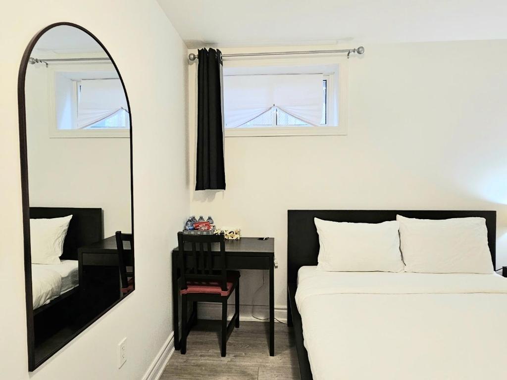 Postel nebo postele na pokoji v ubytování A Home Away-Deluxe Guest Room in Toronto