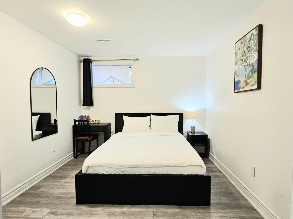 Postel nebo postele na pokoji v ubytování A Home Away-Deluxe Guest Room in Toronto