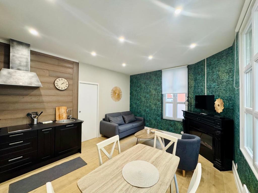 a living room with a table and a couch at Le Besson, 2 pièces au cœur de la ville in Trouville-sur-Mer