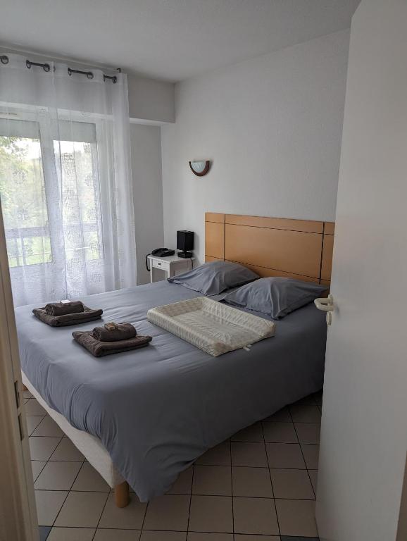 une chambre avec un lit avec deux serviettes dessus dans l'établissement Résidence 