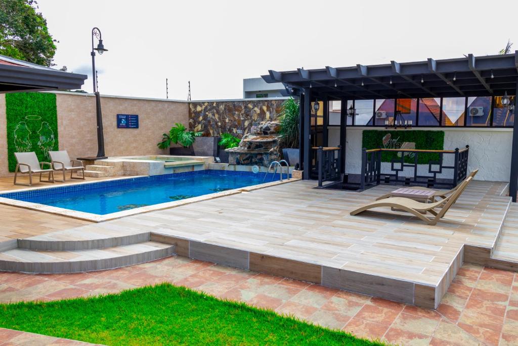 Bazén v ubytování Luxury Canyon Suites nebo v jeho okolí