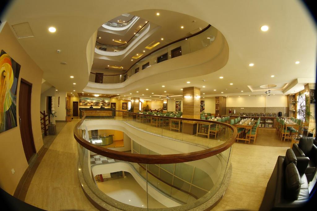 un centro comercial con una escalera de caracol en un edificio en Hotel Arts Kathmandu, en Katmandú