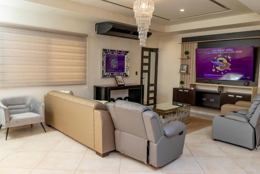 TV a/nebo společenská místnost v ubytování Luxury Canyon Suites