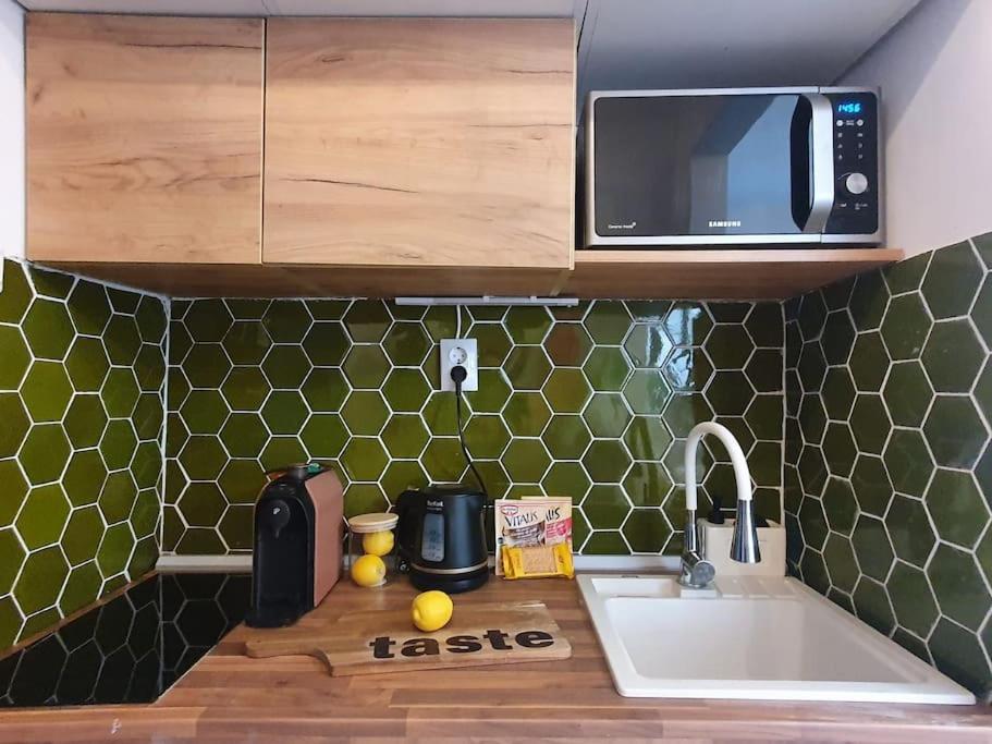 Una cocina o zona de cocina en Cosy central studio Calea Victoriei