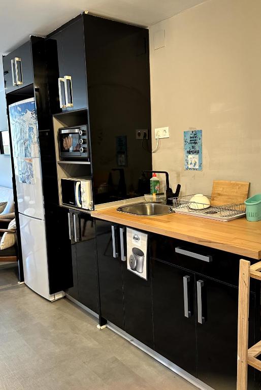 A kitchen or kitchenette at Sierra Nevada Hostel