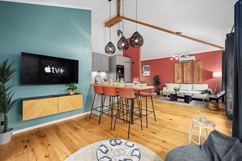 TV a/nebo společenská místnost v ubytování EDLER WOHNRAUM Schwanenteich-Penthouse mit Garage, Grill, Kaffeevollautomat, Klima, Lift & Terrasse