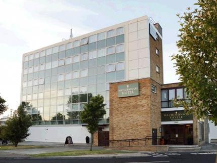 un grande edificio con finestre in vetro su strada di The Golden Acorn Wetherspoon a Glenrothes