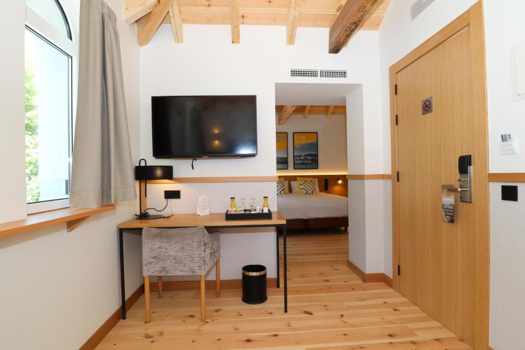 TV a/nebo společenská místnost v ubytování Sercotel El Balcón de la Bahía Suites