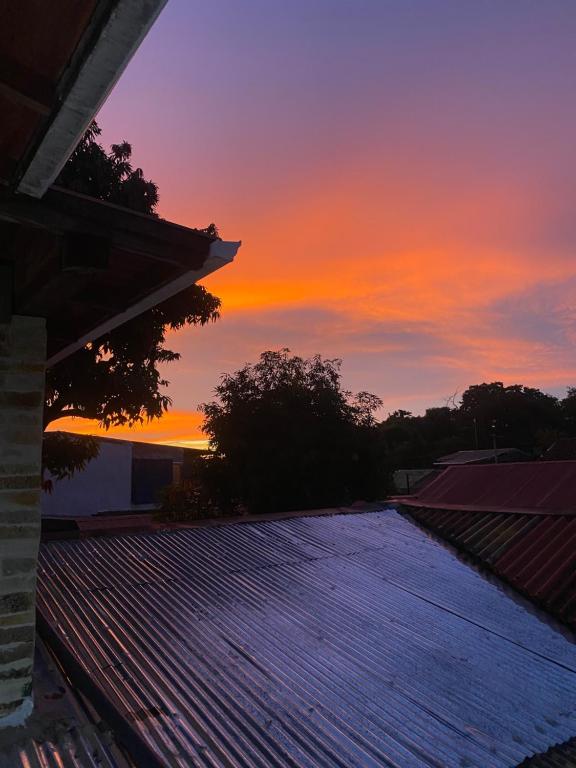 De zonsopgang of zonsondergang vanuit het pension