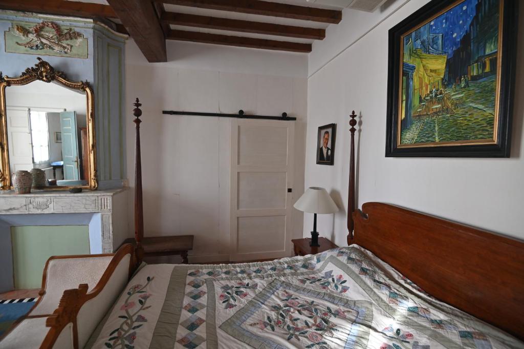 a bedroom with a bed and a mirror at Chambres d'hôtes de La Folie en Arles in Arles