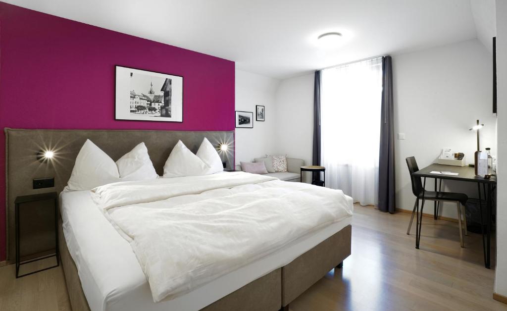 Postel nebo postele na pokoji v ubytování Hotel Zugertor