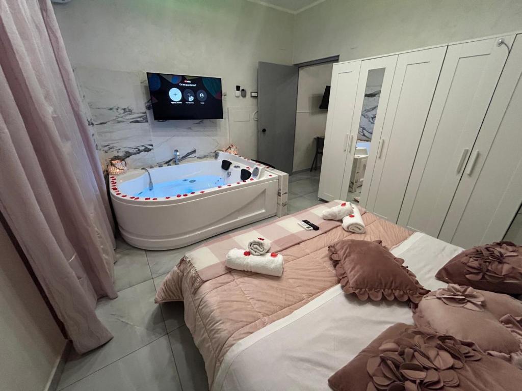 Łóżko lub łóżka w pokoju w obiekcie B&B House Napoli Cavour