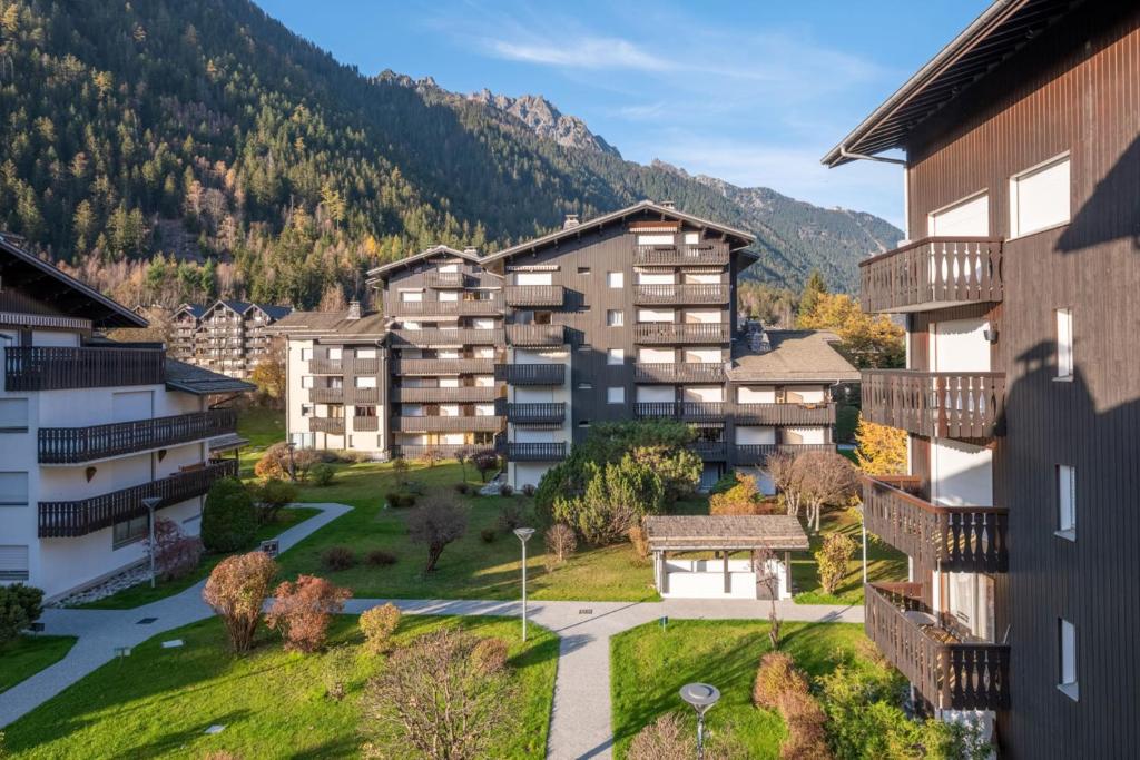 un complexe d'appartements dans les montagnes avec un parc dans l'établissement Typical apartment in the heart of Chamonix, à Chamonix-Mont-Blanc