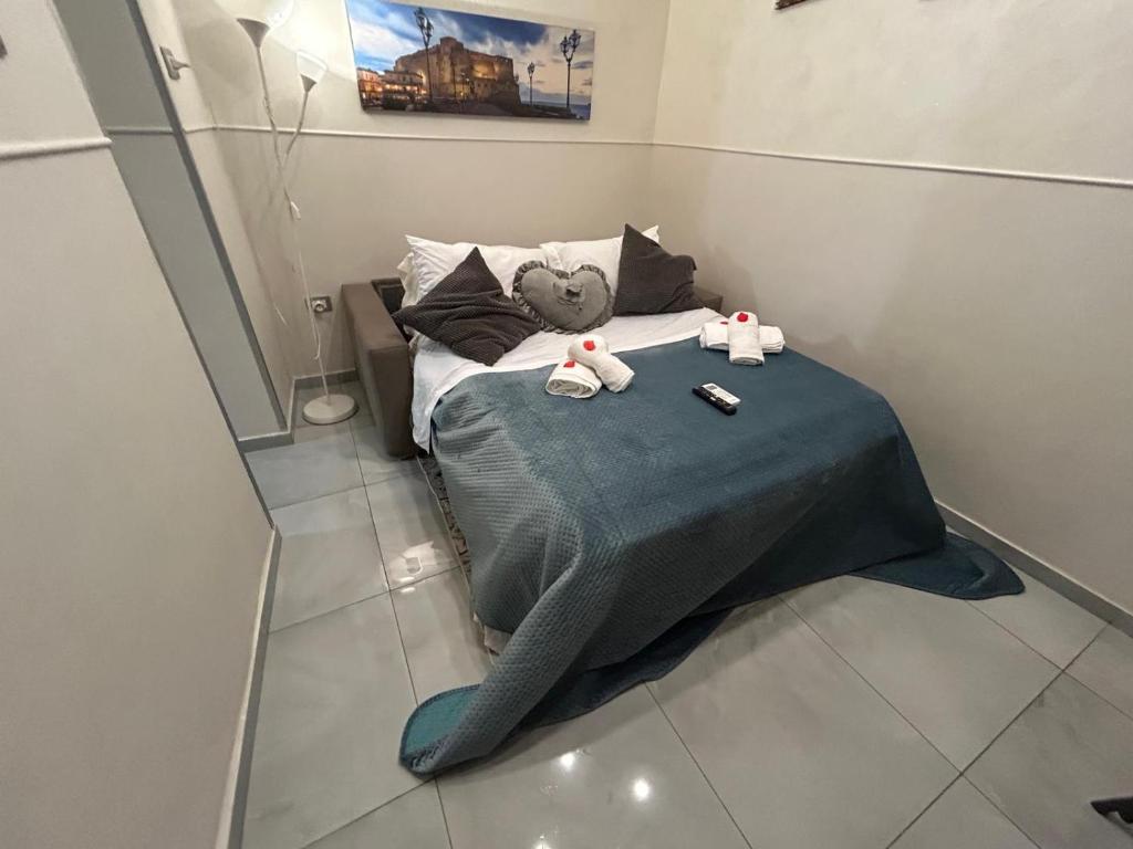 Łóżko lub łóżka w pokoju w obiekcie B&B House Napoli Cavour