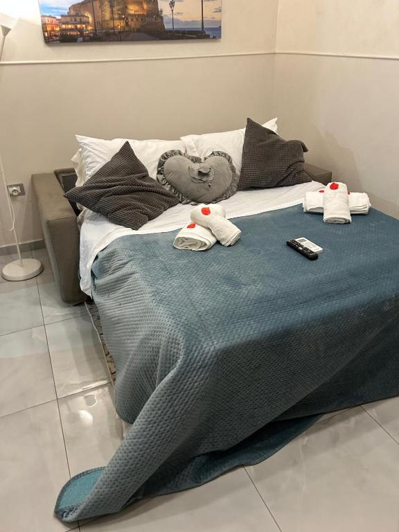 Łóżko lub łóżka w pokoju w obiekcie B&B House Napoli Cavour