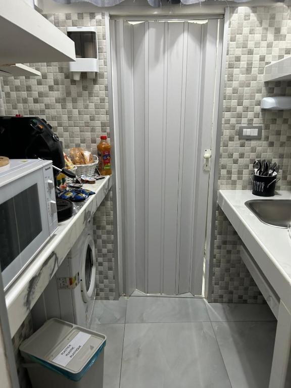 Kuchnia lub aneks kuchenny w obiekcie B&B House Napoli Cavour