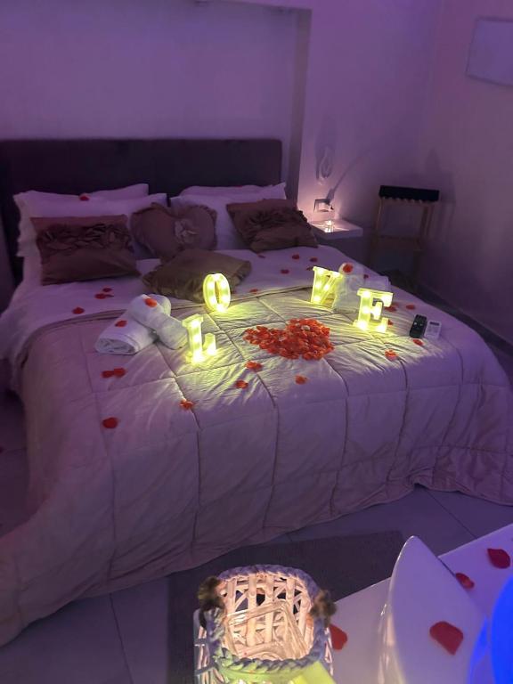 Łóżko lub łóżka w pokoju w obiekcie B&B House Napoli Cavour