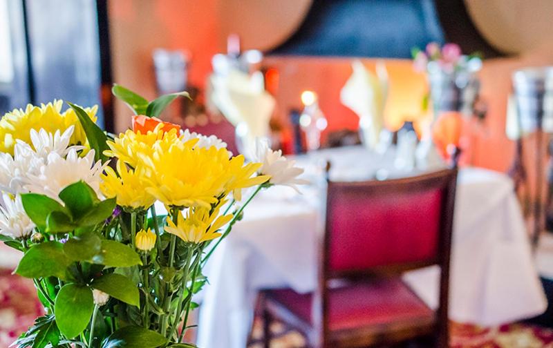 Un restaurante o sitio para comer en Haddon House Hotel
