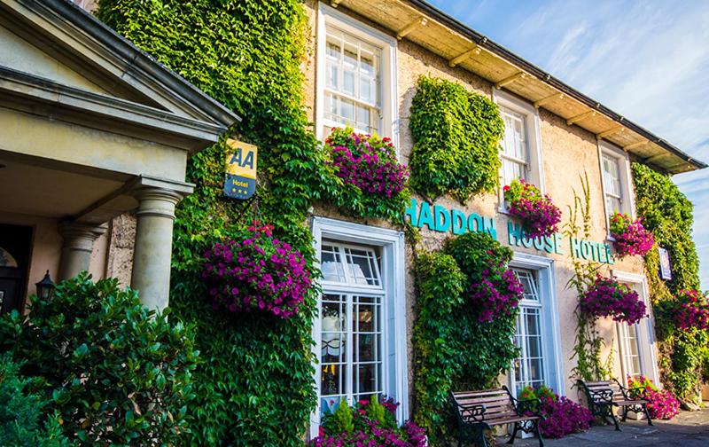 um edifício com flores ao lado em Haddon House Hotel em Bridport