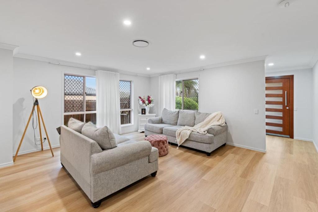 Χώρος καθιστικού στο Stunning 5BR Big Modern Home with Parking Malls and Parks