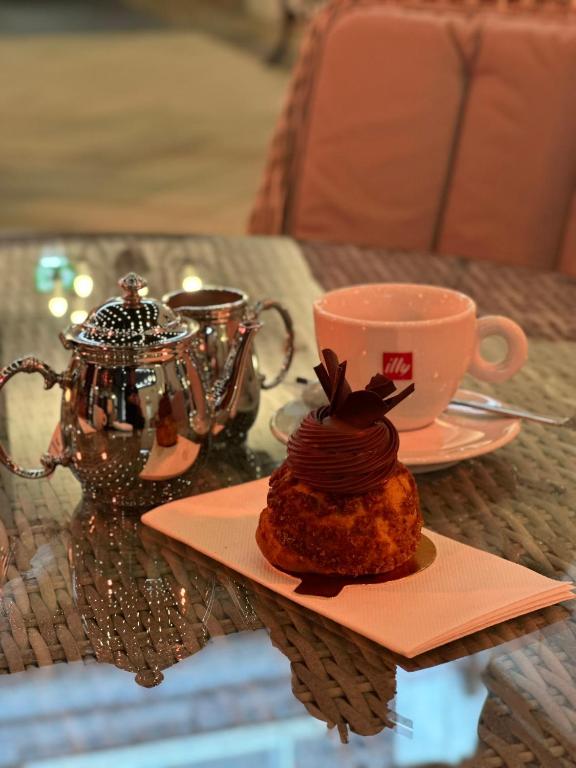 Coffee and tea making facilities at Sweeney's Hotel 2020 Limited