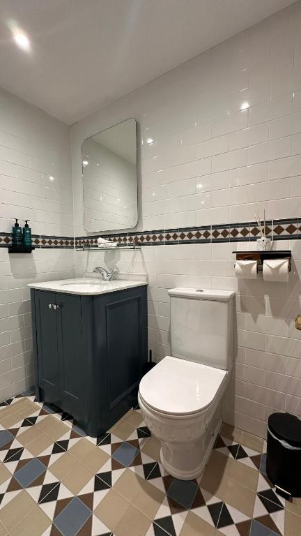 A bathroom at Sweeney's Hotel 2020 Limited