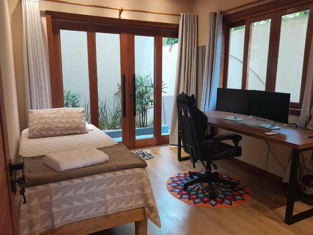 TV a/nebo společenská místnost v ubytování New house, 10 mins walk to Beach & Quadrado