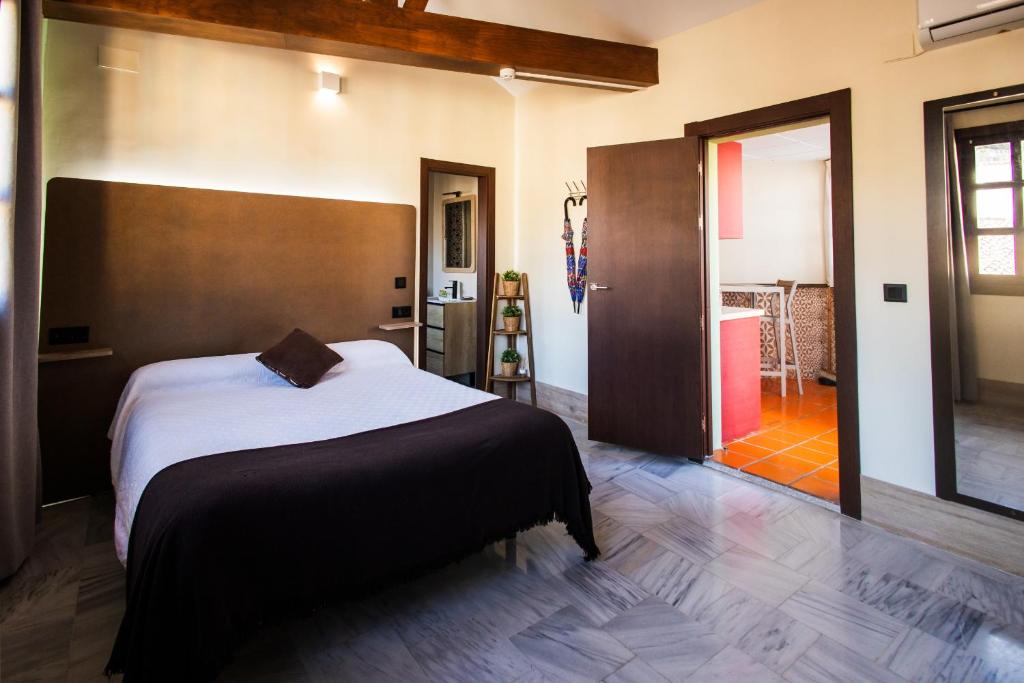 Posteľ alebo postele v izbe v ubytovaní Apartamentos Reyes Católicos